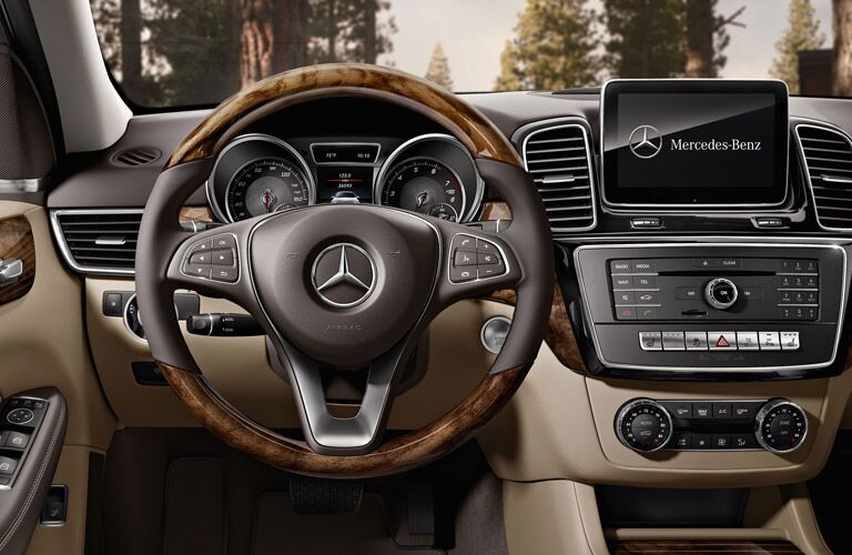 Steering wheel and dashboard in 2019 Mercedes-Benz GLE SUV