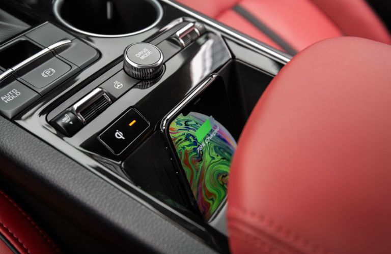 A photo of the wireless charging tray in the 2021 Kia K5.