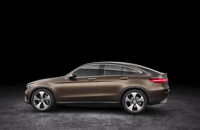 Nâu 2017 Mercedes-Benz GLC bên hồ sơ