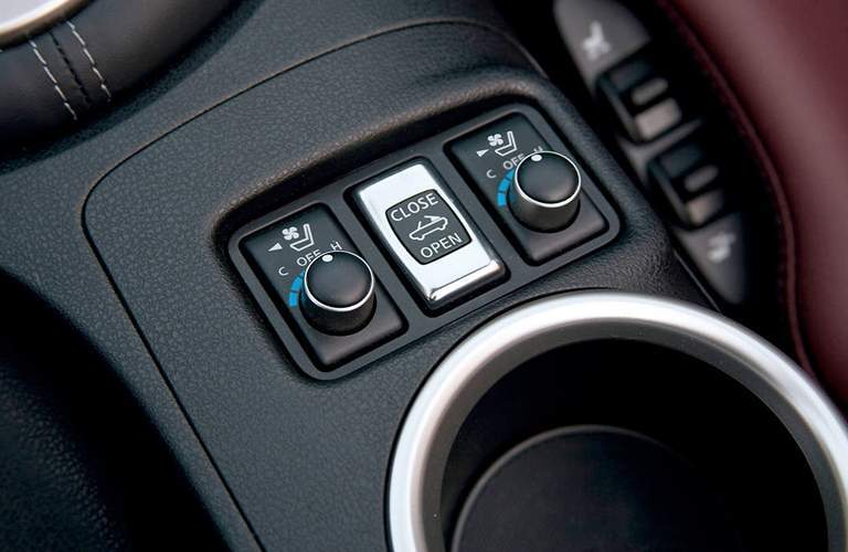 2018 Nissan 370Z Roadster convertible controls