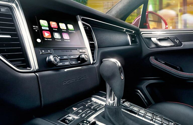 Loeber Motors 2017 Porsche Macan infotainment display