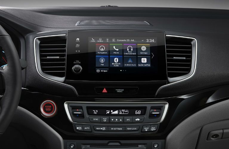 infotainment system in 2019 honda pilot close up shot