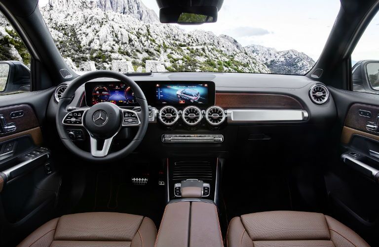 2020 mercedes-benz glb interior with touchscreen on