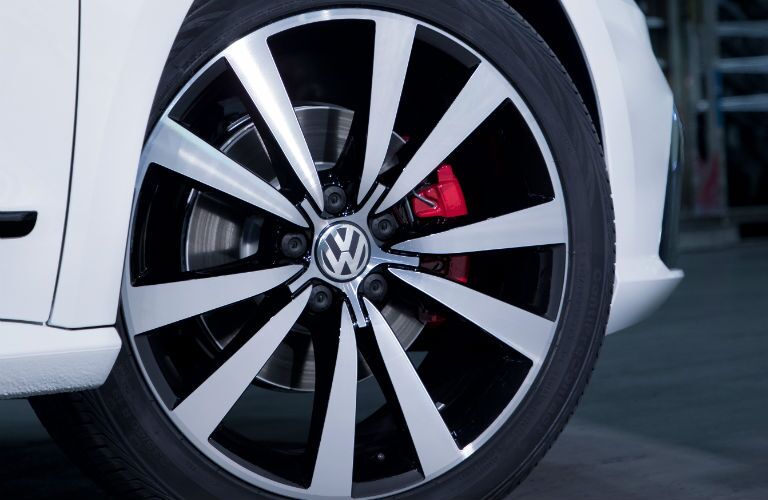 A close up photo of the exclusive wheel design of the 2018 VW Passat GT.