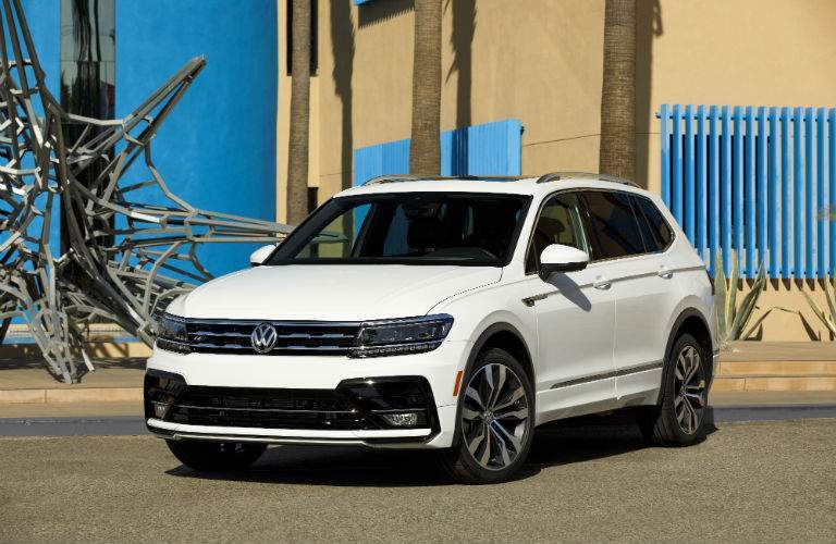 A front left quarter photo of a white 2018 VW Tiguan R-Line