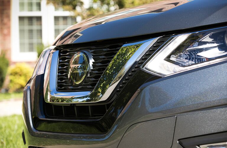 front grille of 2018 nissan rogue