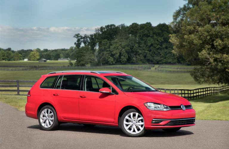 2018 Volkswagen Golf SportWagen red exterior side