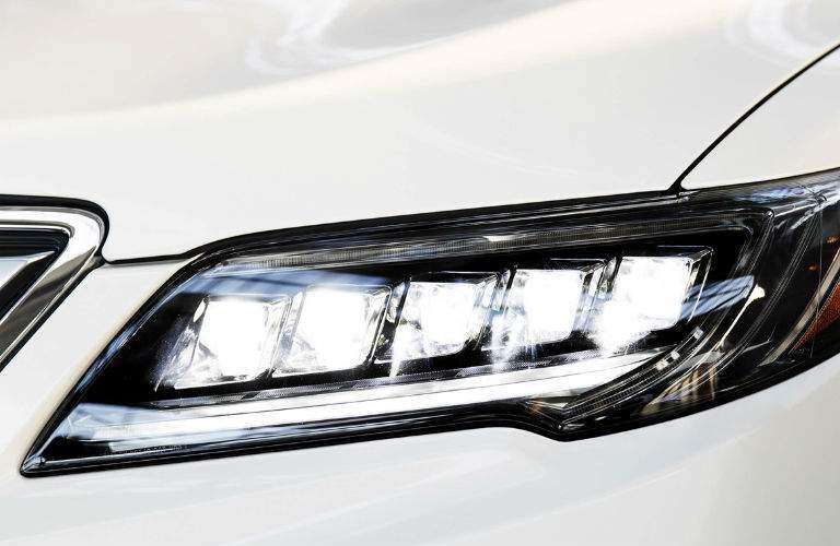 2018 Acura RDX headlight close-up