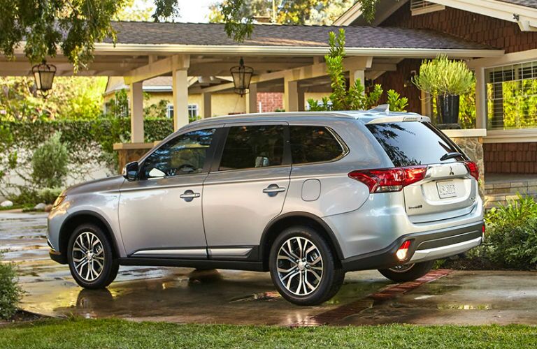 should i get the 2017 mitsubishi outlander or the 2017 nissan pathfinder?