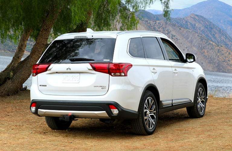 A rear right quarter photo of the 2018 Mitsubishi Outlander