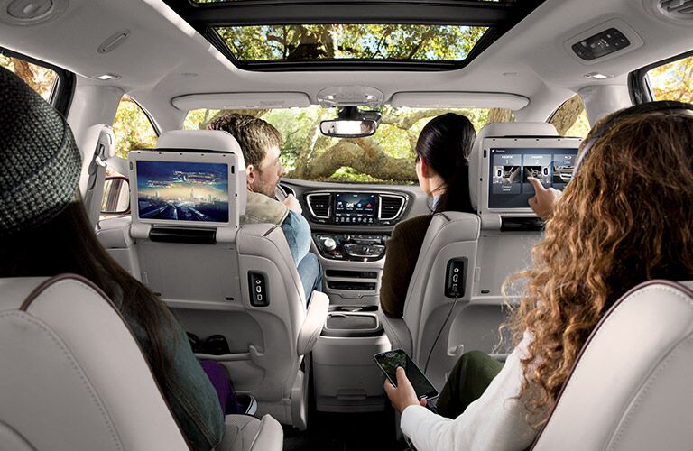 2017 Chrysler Pacifica interior features and technology