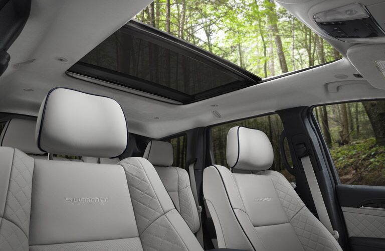 sunroof in a Jeep Grand Cherokee