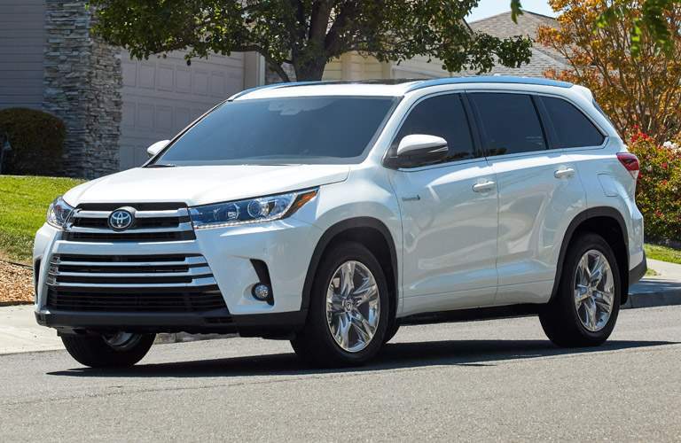 2018 Toyota Highlander Hybrid parked on the street.