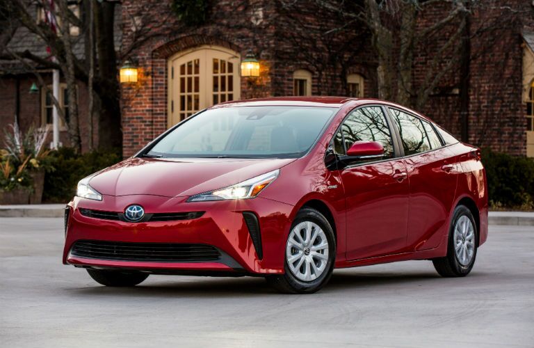 A front left quarter photo of the 2019 Toyota Prius.