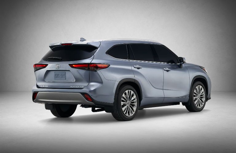 A rear right quarter photo of the 2020 Toyota Highlander in a photo studio.