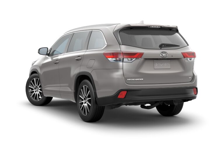 A rear left quarter photo of the 2018 Toyota Highlander.