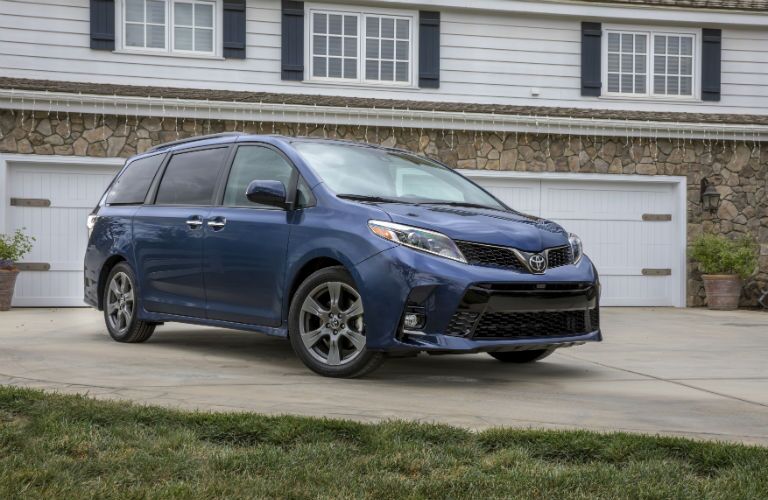 A front right quarter photo of the 2019 Toyota Sienna.