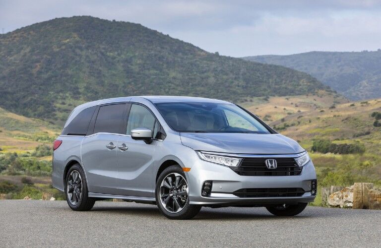 2022 Honda Odyssey side and front view