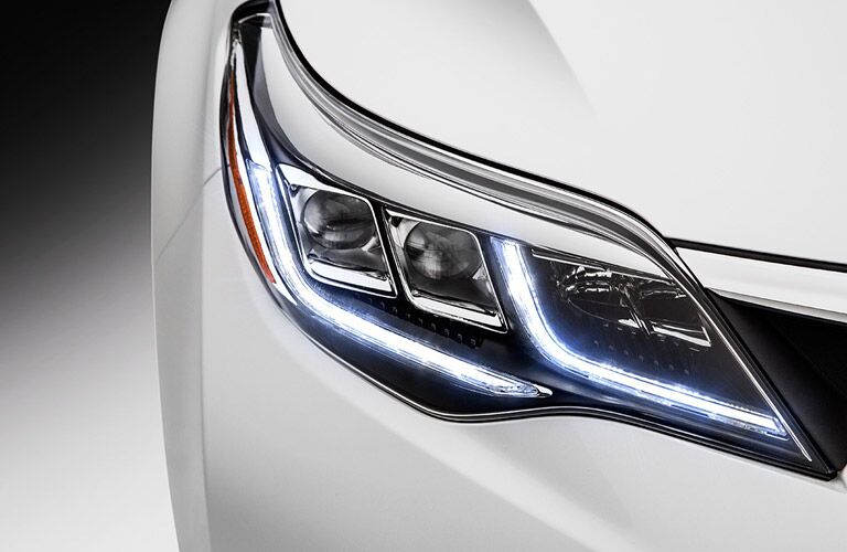 what kind of headlights come standard on the 2016 Toyota Avalon?