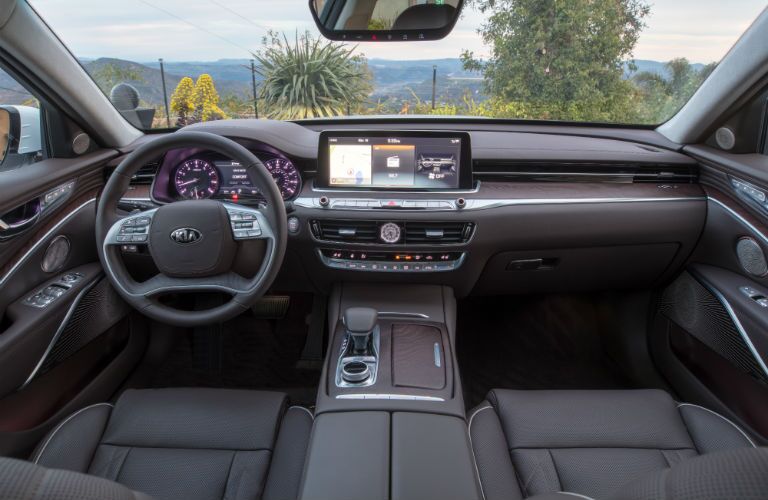 A photo of the front portion of the passenger cabin in the 2019 Kia K900 with its new touchscreen interface.