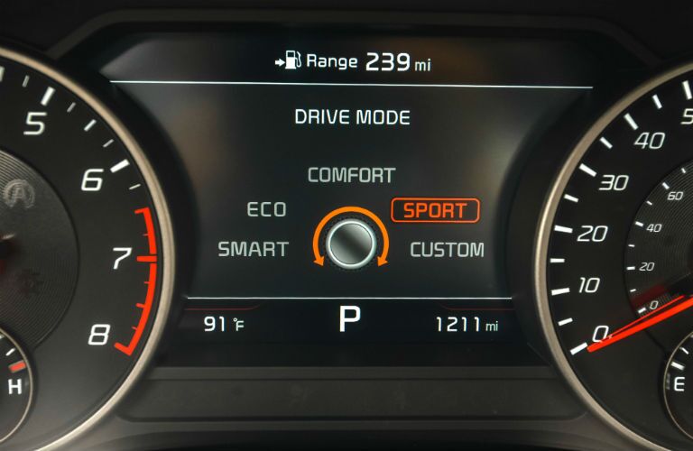 A close-up photo of the driver information screen equipped in the 2018 Stinger.