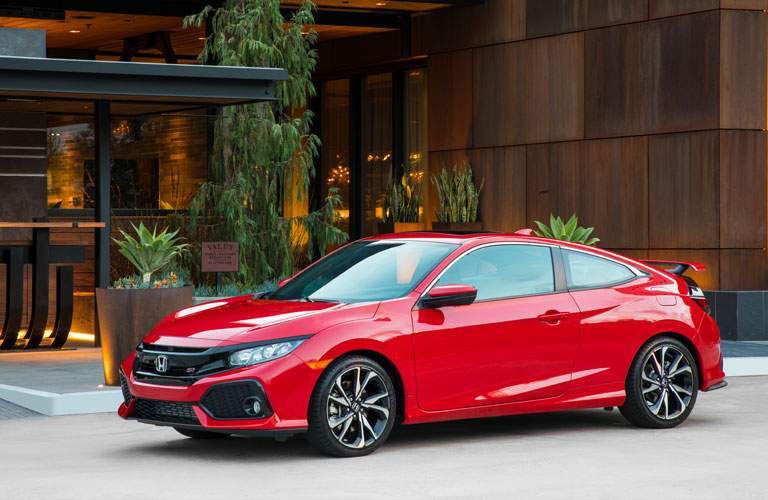 View of the 2017 Honda Civic Si from the side
