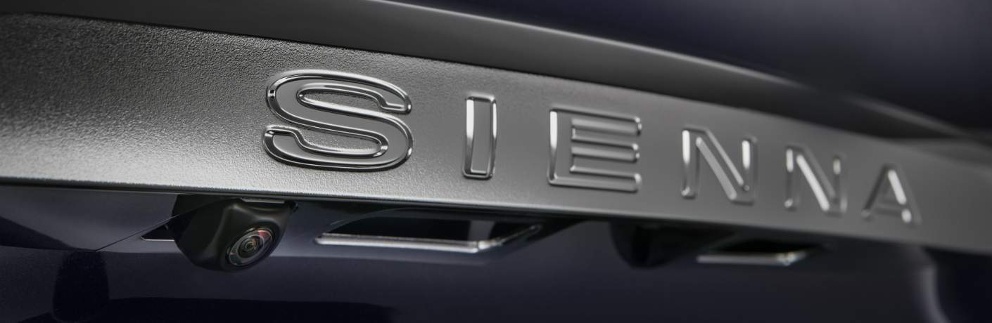 The word "sienna" printed on the 2018 Toyota Sienna