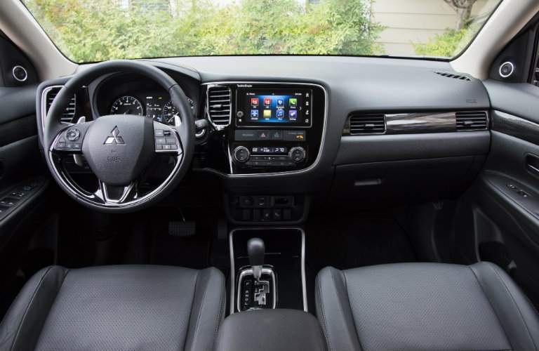 Front dash and infotainment system of 2018 Mitsubishi Outlander