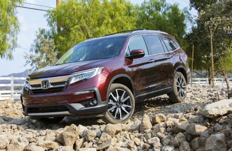 A photo of the 2021 Honda Pilot climbing down a rock hill.