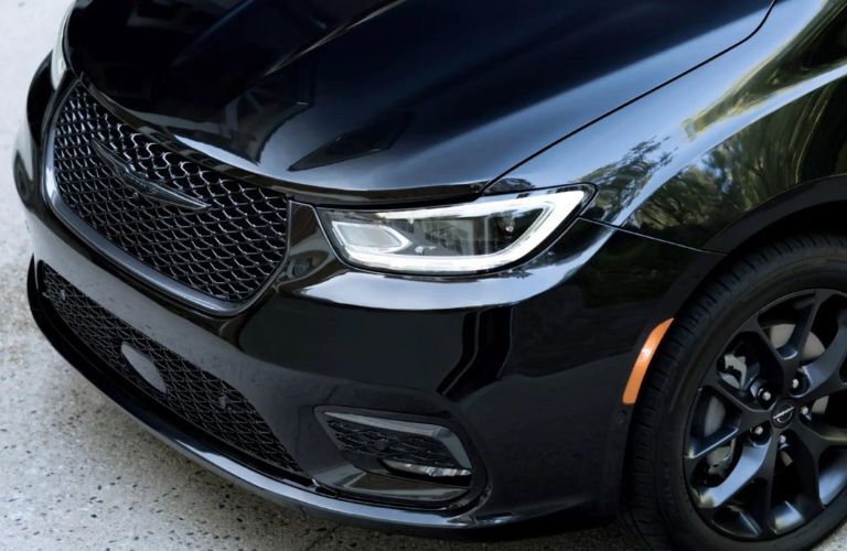2023 Chrysler Pacifica closeup of front exterior