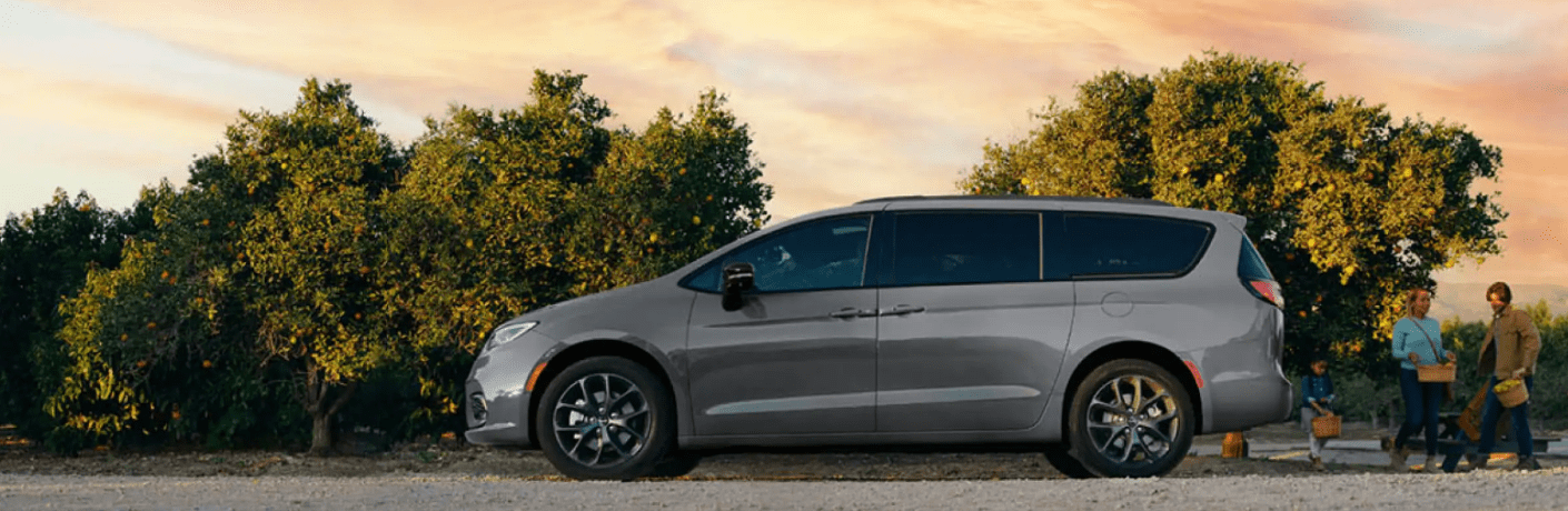 Side view of the 2024 Chrysler Pacifica Side view of the 2024 Chrysler Pacifica