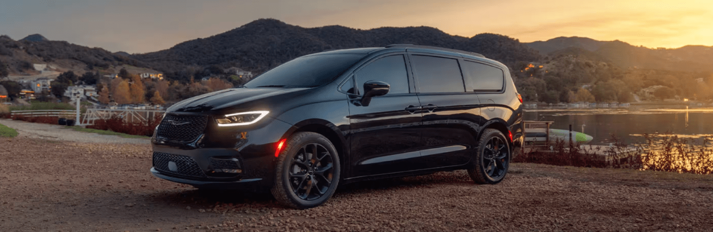 Side view of the 2025 Chrysler Pacifica Side view of the 2025 Chrysler Pacifica