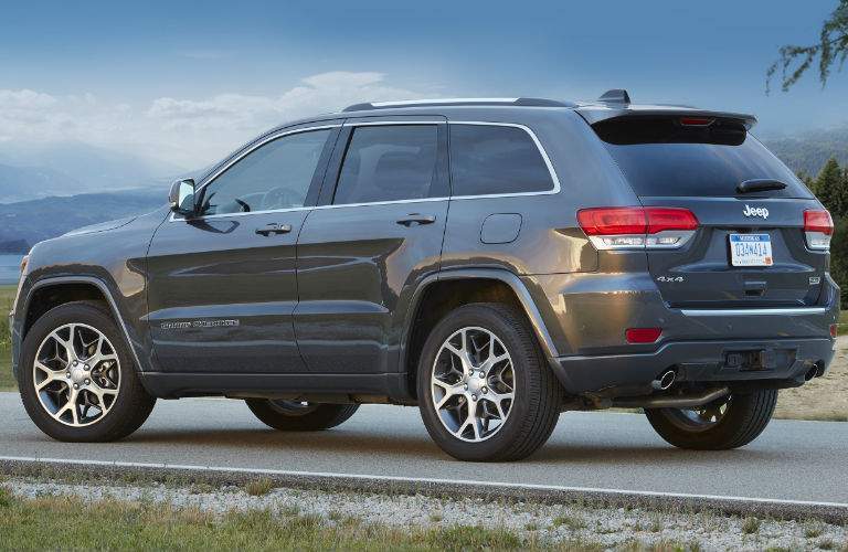 A left profile view of a 2018 Jeep Grand Cherokee