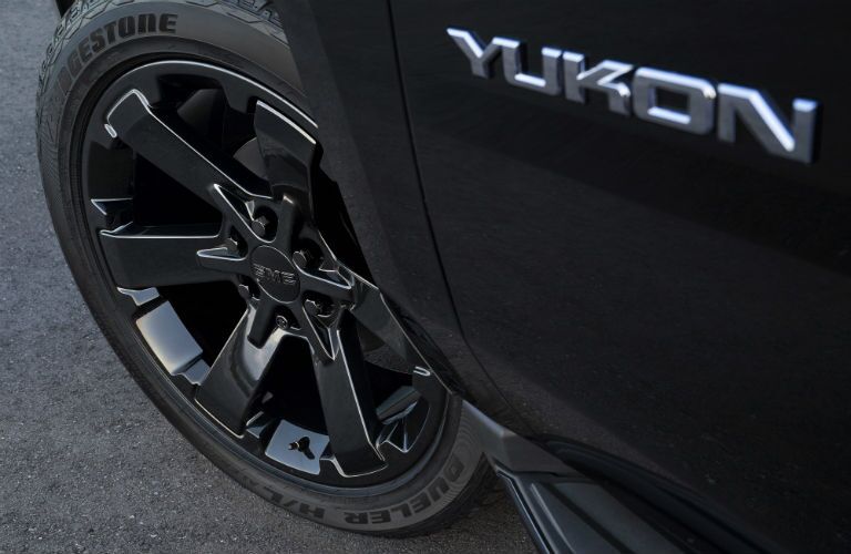 A photo of the exclusive wheels used on the 2019 GMC Yukon Graphite Edition.