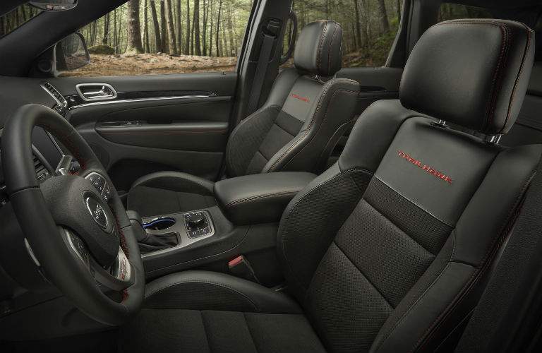 A photo of the front seats in the Trailhawk version of the 2018 Jeep Grand Cherokee