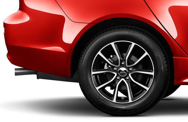 La rueda del 2017 Mitsubishi Lancer rojo