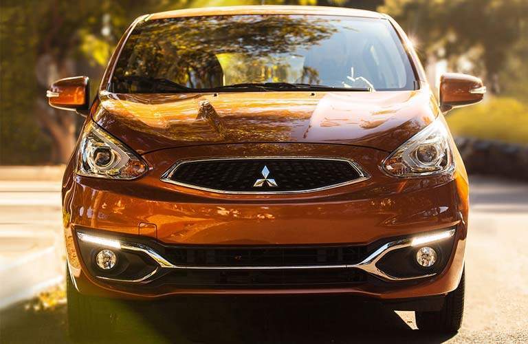 Mitsubishi Mirage en naranja