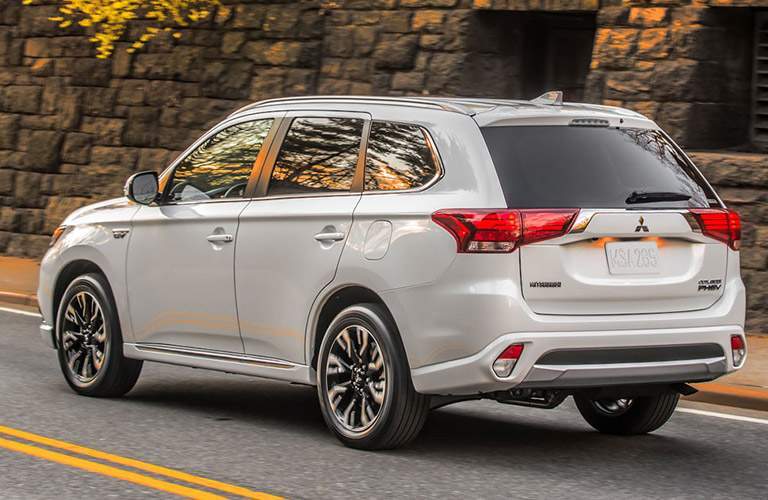 Un Mitsubishi Outlander PHEV 2018 blanco