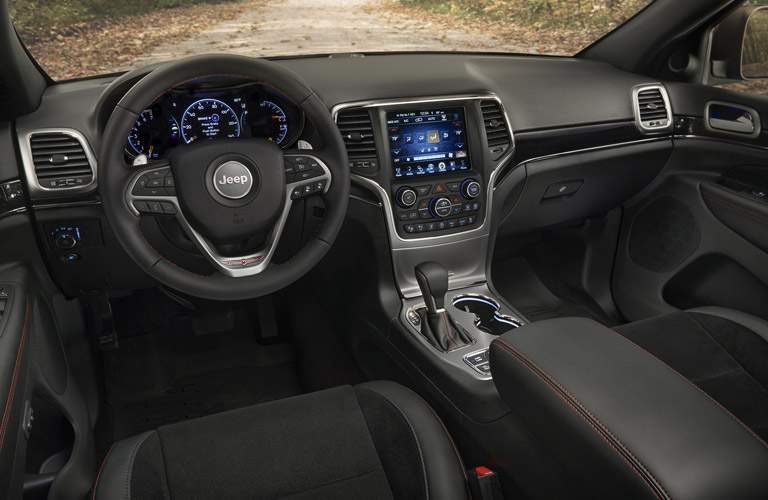2017 jeep grand cherokee leather interior uconnect technology infotainment bluetooth
