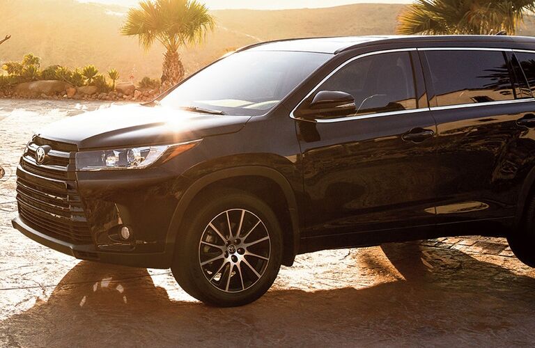 Black 2018 Toyota Highlander Front Exterior at Sunset