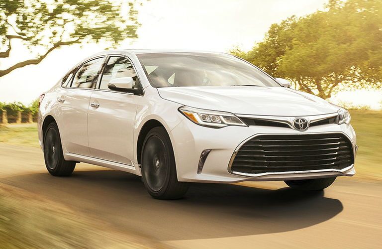 2018 Toyota Avalon Vs Honda Accord 2018 Toyota Avalon Driving Down A Country Road
