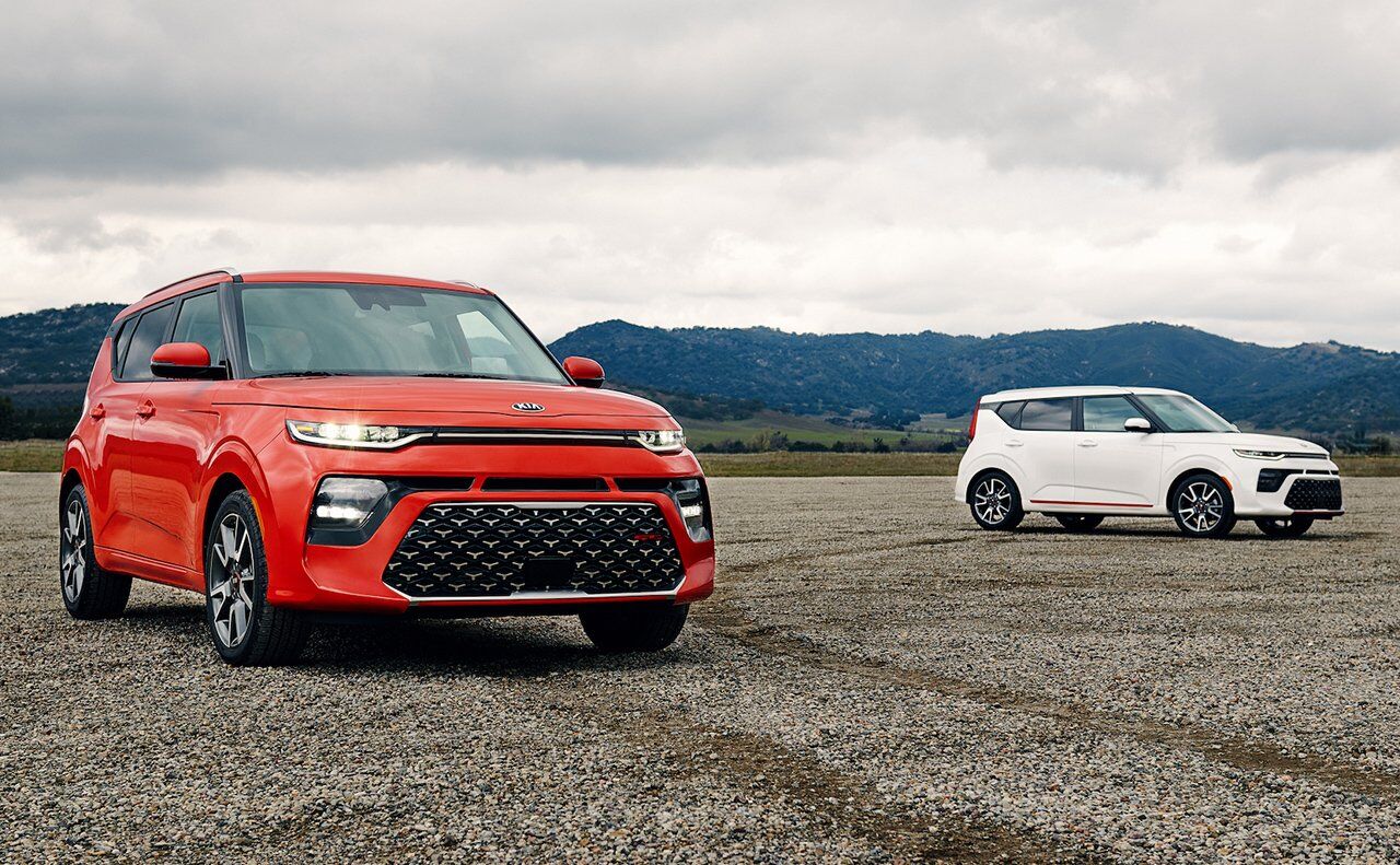 2 2020 Kia Soul SUV's in Red and White