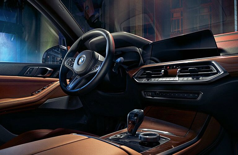 Dashboard and steering wheel of the 2019 BMW X5
