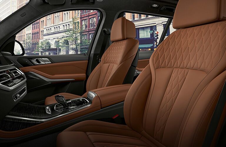 Front seats of the 2019 BMW X7