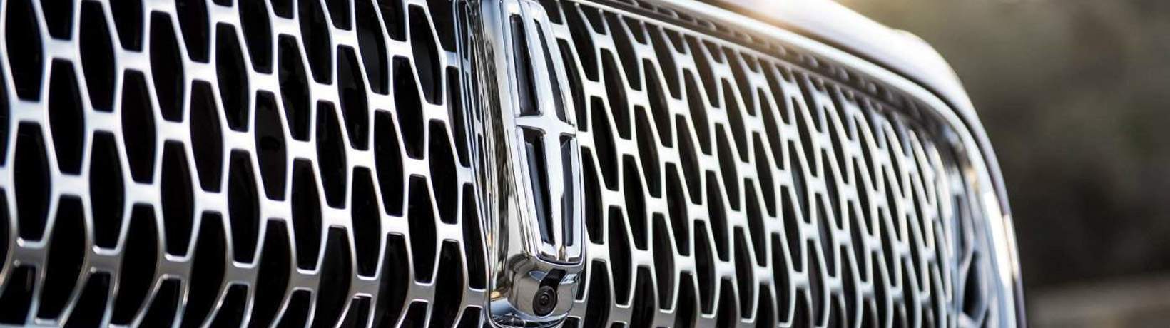 Close up of the grille of the 2019 Lincoln Nautilus