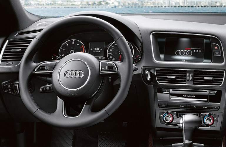 Audi Q5 cockpit, steering wheel
