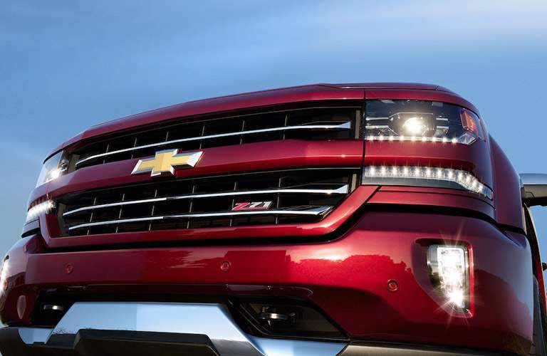 close-up grille view of the 2018 Chevrolet Silverado 1500