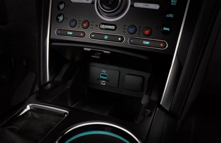 2018 Ford Explorer center console features