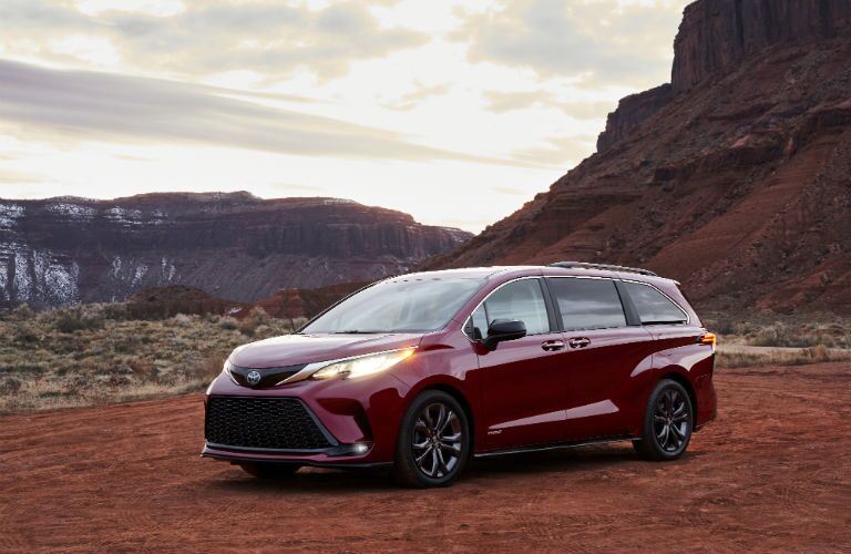 A front left quarter photo of the 2021 Toyota Sienna.