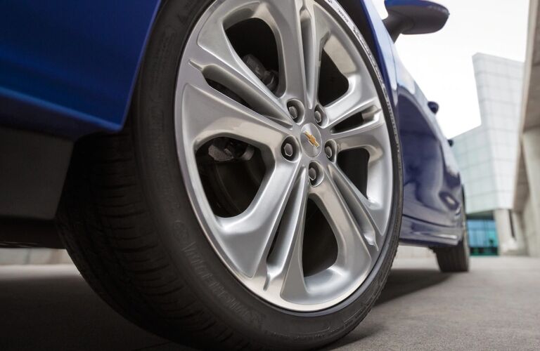 2018 Chevy Cruze blue rims up close